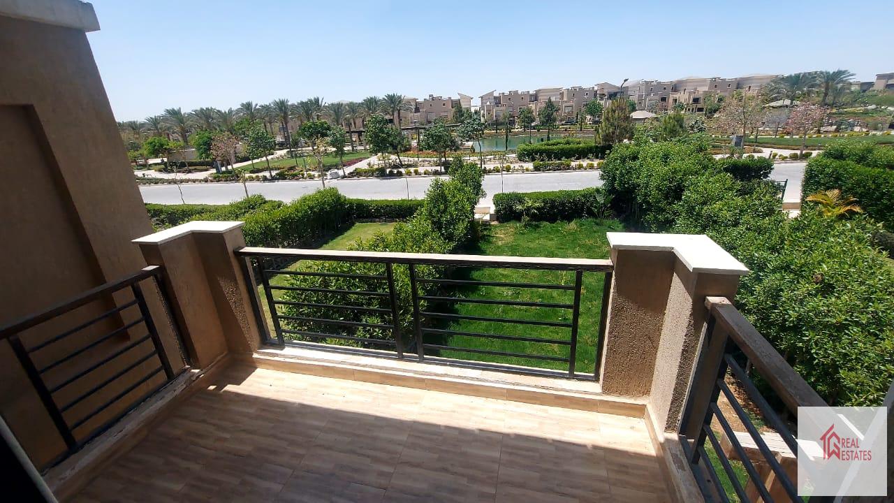 michael: en el nuevo distrito de Giza, se alquila una manguera de la ciudad semi amueblada 3 dormitorios 3 baños Frente a lagos paisajísticos