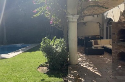 Die freistehende Villa verfügt über einen privaten Swimmingpool und kann im Katameya Heights Golf New Cairo in Ägypten gemietet werden