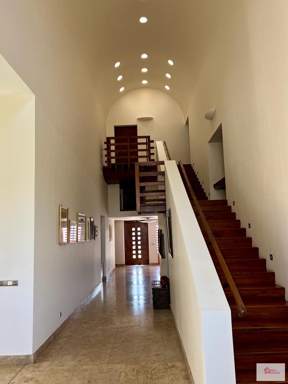 Villa rent panorama view pyramid Cairo Alex road This beautiful villa overlooks the Pyramids of Giza . Situated on the Cairo-Alexandria desert road with easy access to sheikh Zayed and Zamalek