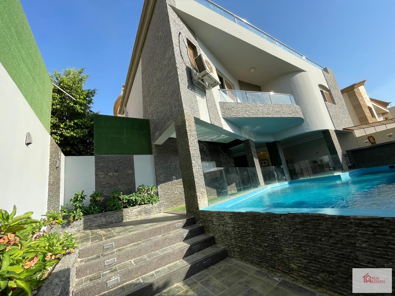 Villa duplex à vendre à Sheikh Zayed, complexe d'Al Yasmine en Egypte