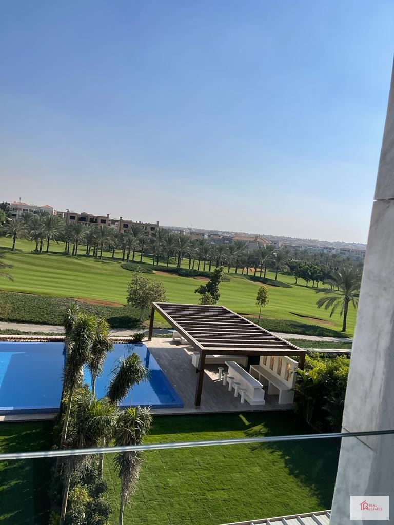 Modernes, teilmöbliertes Apartment mit Panoramablick auf den Golfplatz und Seeblick in Katameya Dunes Resorts New Cairo, Ägypten