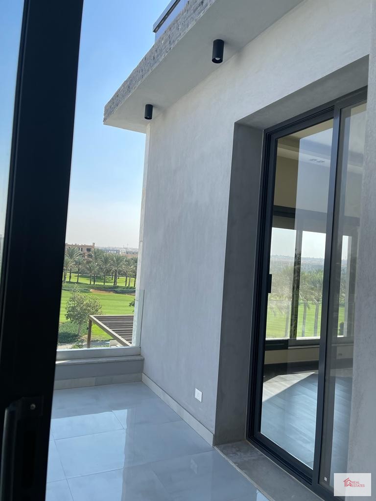 Modernes, teilmöbliertes Apartment mit Panoramablick auf den Golfplatz und Seeblick in Katameya Dunes Resorts New Cairo, Ägypten