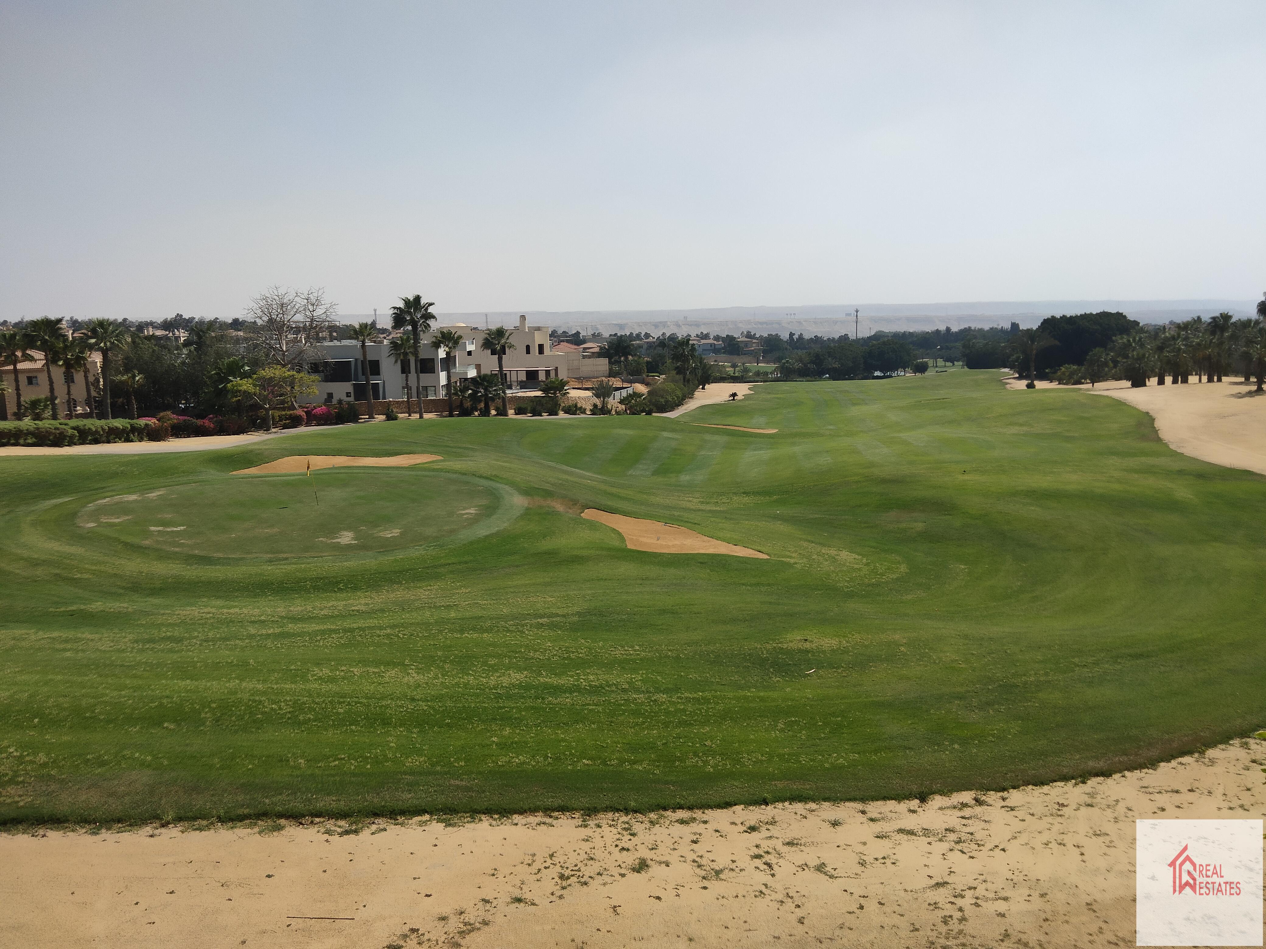 Dentro de la impresionante villa privada e independiente Katameya Heights con vista al golf