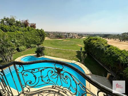 All'interno della splendida villa privata e indipendente Katameya Heights, con vista sul golf
