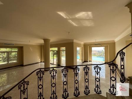 À l'intérieur d'une superbe villa privée indépendante et immaculée sur les hauteurs de Katameya, avec vue sur le golf
