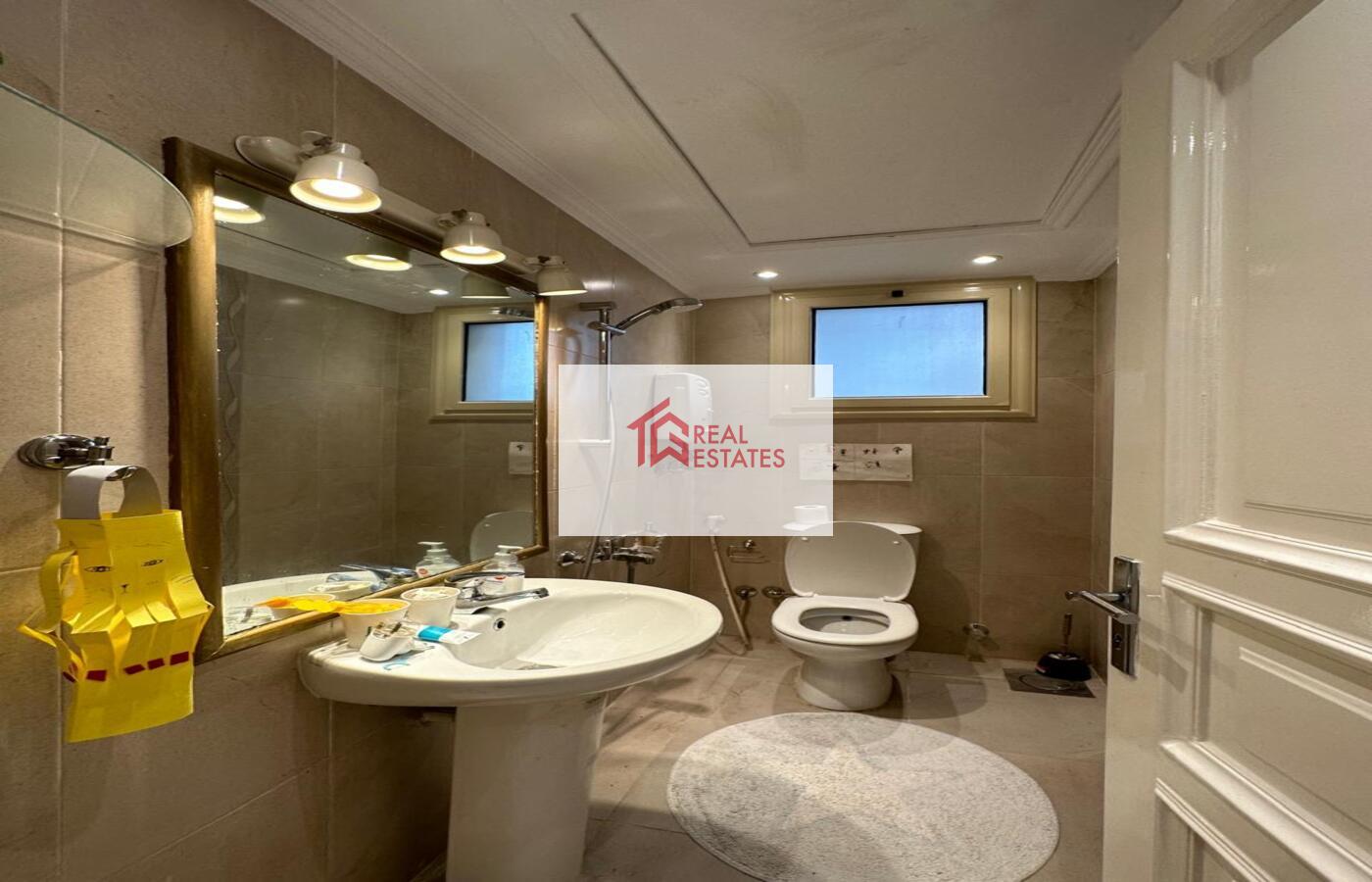 Сдается квартира в Katameya Heights Villa, первый этаж, 4 комнаты, 3 ванные комнаты, 1 мастер, частный бассейн