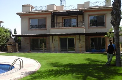 Interiores elegantes, hermoso jardín, gran terraza, hermosa área de piscina y excelente panorama, una increíble casa en Casa en alquiler en katameya heights golf NUEVO EL CAIRO EGIPTO
