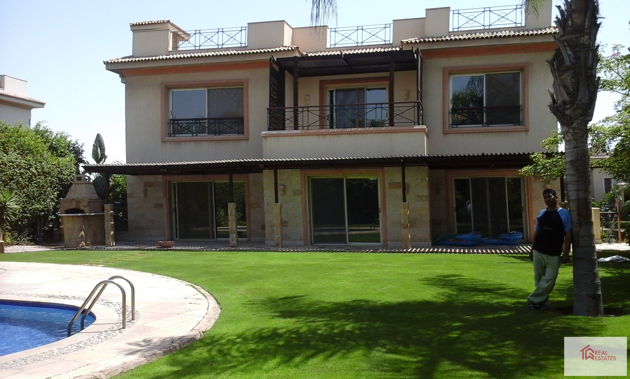 Interiores elegantes, hermoso jardín, gran terraza, hermosa área de piscina y excelente panorama, una increíble casa en Casa en alquiler en katameya heights golf NUEVO EL CAIRO EGIPTO