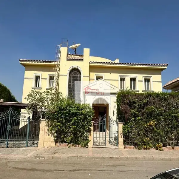 فيلا مستقلة فيو جولف القطامية هايتس 6 غرف نوم بحمام سباحة خاص