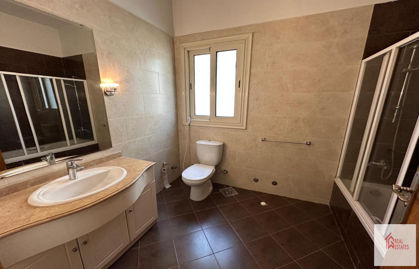 الشقة الثانية الطابق الأول 3 غرف نوم حمامين غرفة غسيل غرفة معيشة كبيرة مع مطبخ مفتوح وحديقة كبيرة مع مسبح. الإيجار 4200 دولار أمريكي