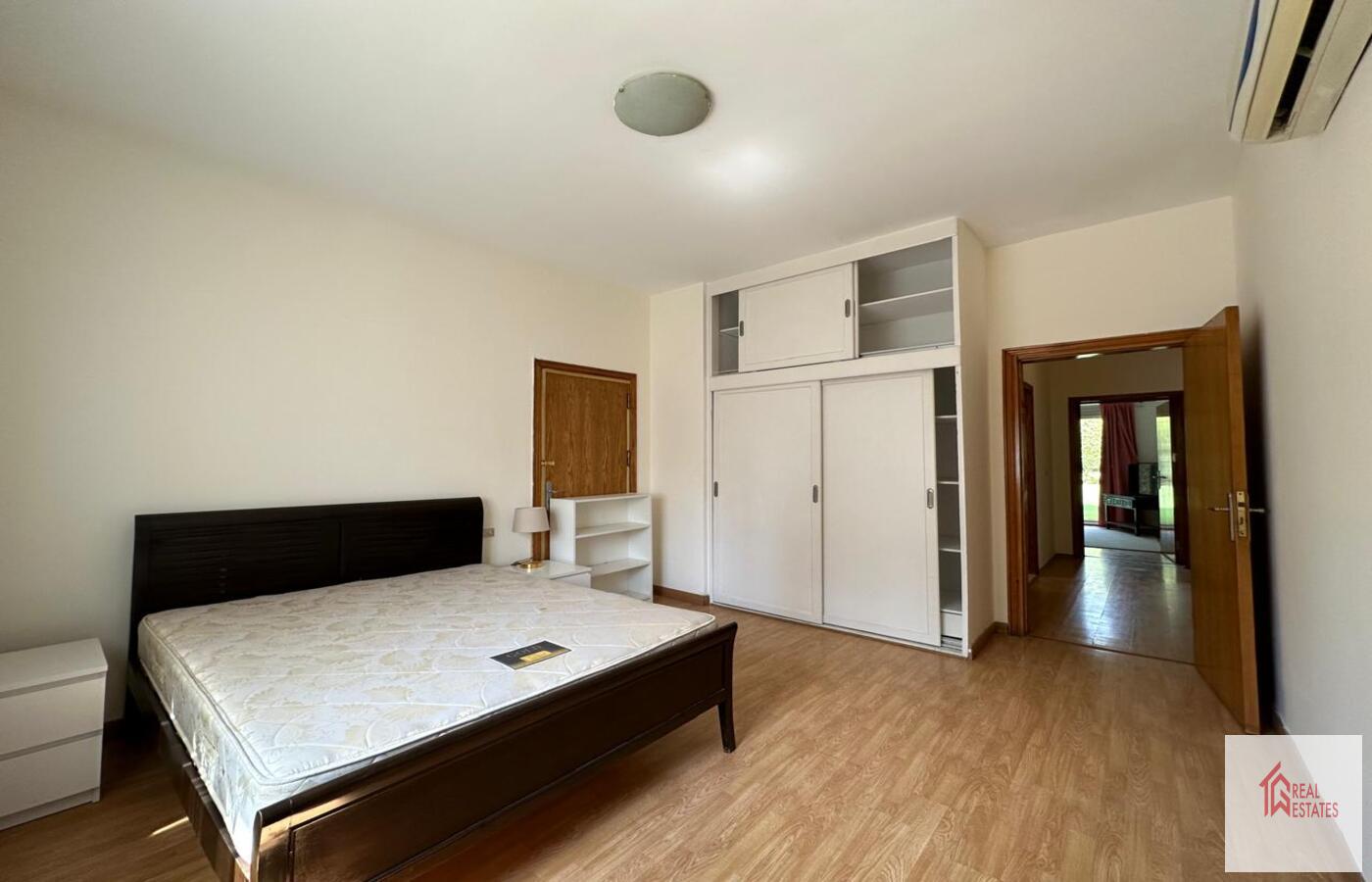 الشقة الثانية الطابق الأول 3 غرف نوم حمامين غرفة غسيل غرفة معيشة كبيرة مع مطبخ مفتوح وحديقة كبيرة مع مسبح. الإيجار 4200 دولار أمريكي