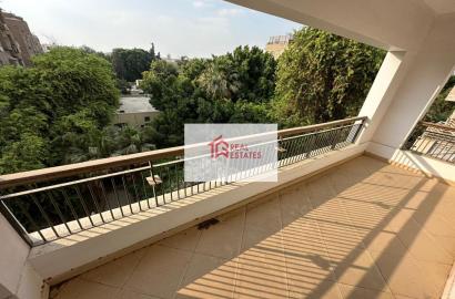 appartement moderne entièrement meublé à louer maadi sarayat prochaine école française, cuisine américaine, cinquième étage, joli balcon, vue verdoyante