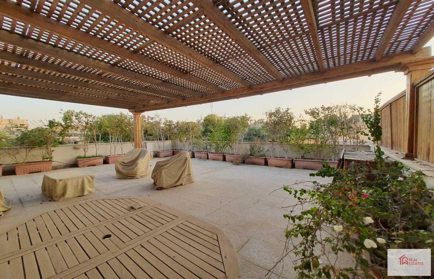 Fantastisches Penthouse-Duplex mit Gemeinschaftspool zu vermieten in Maadi