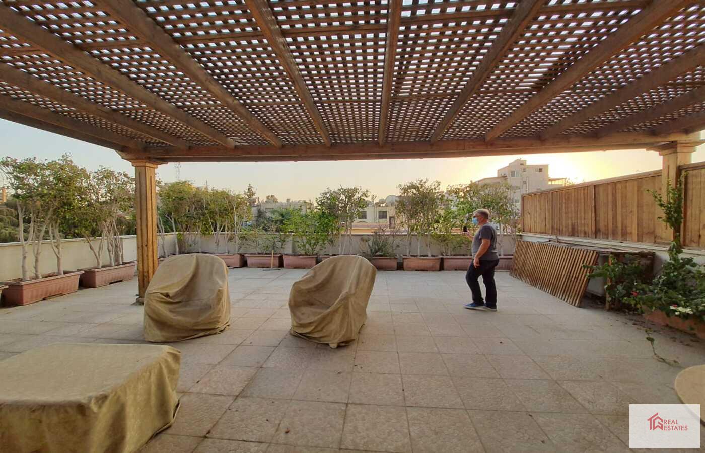 Fantastisches Penthouse-Duplex mit Gemeinschaftspool zu vermieten in Maadi