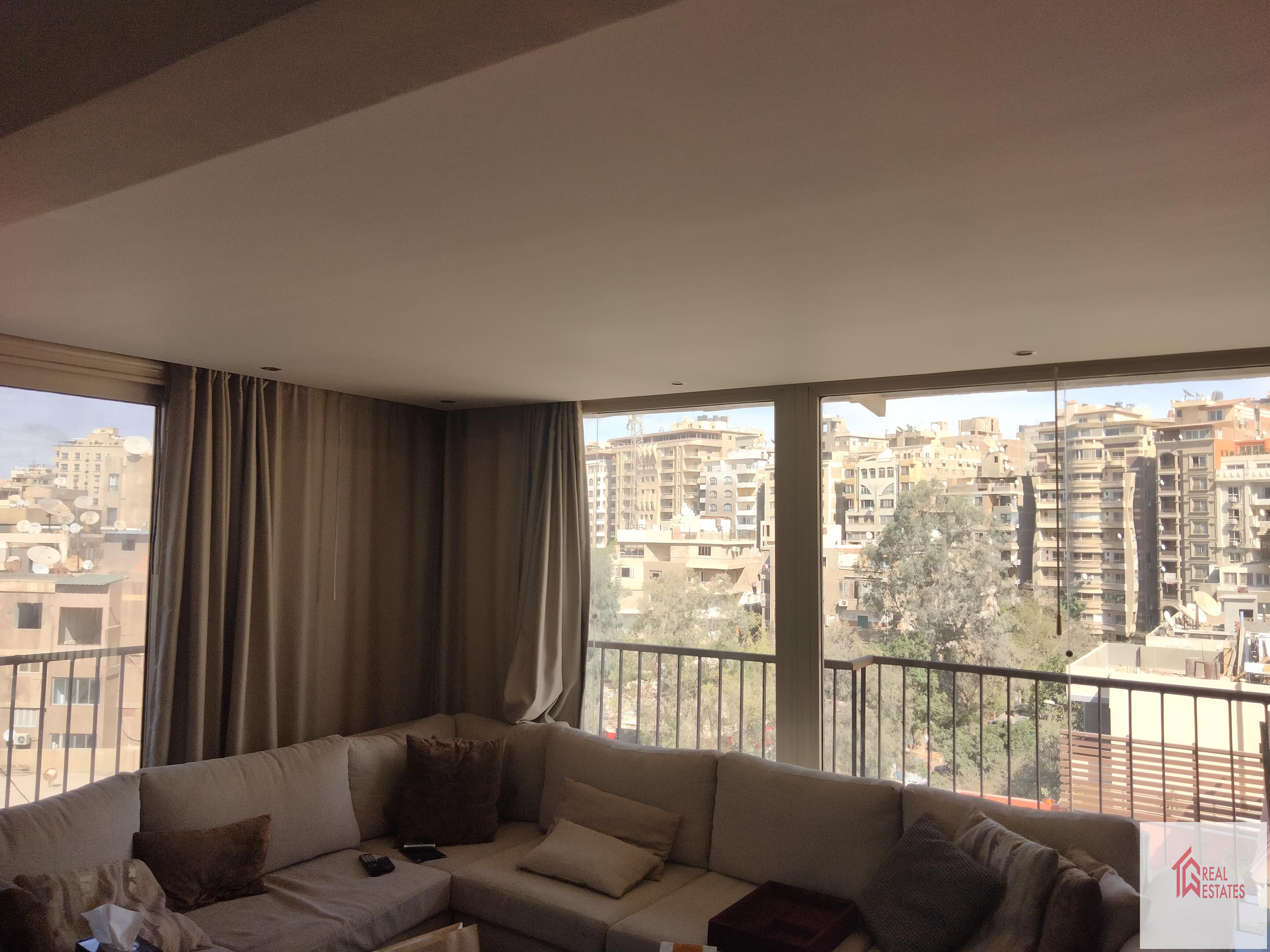 Dentro de un apartamento amueblado ultramoderno de 3 dormitorios y 3 baños en alquiler en maadi degla El Cairo Egipto