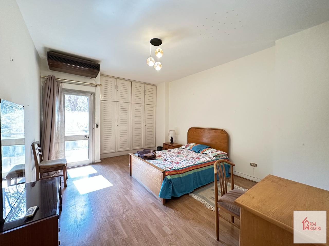 Appartement à louer à Maadi Sarayat, Le Caire, Egypte, 3 chambres, 2 salles de bains, 1 master, balcon meublé.