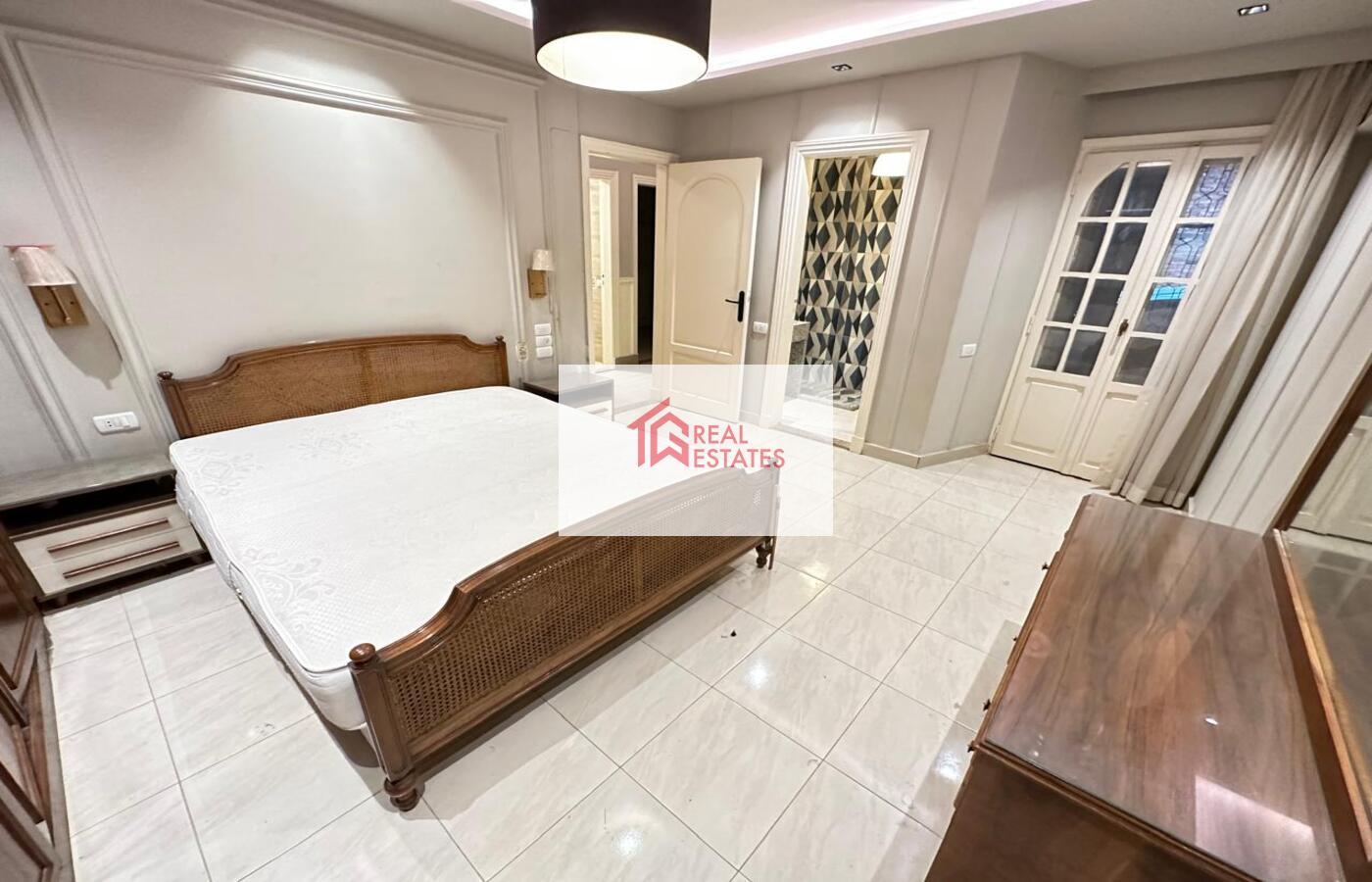 Apartamento moderno en alquiler en Maadi Degla - El Cairo Ubicación privilegiada que consta de: 2 dormitorios - 2 baños - cocina abierta - recepción