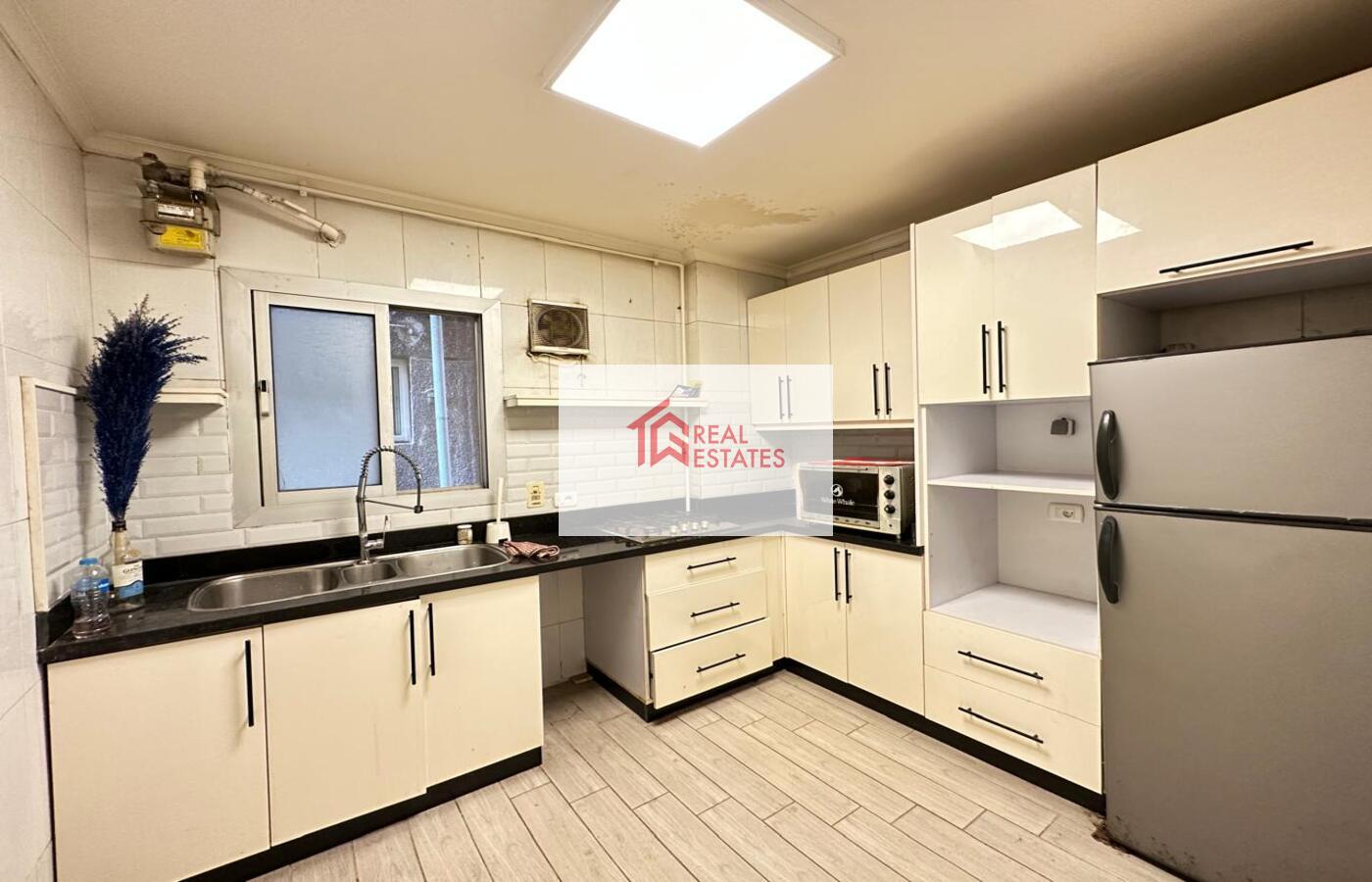 Apartamento moderno en alquiler en Maadi Degla - El Cairo Ubicación privilegiada que consta de: 2 dormitorios - 2 baños - cocina abierta - recepción