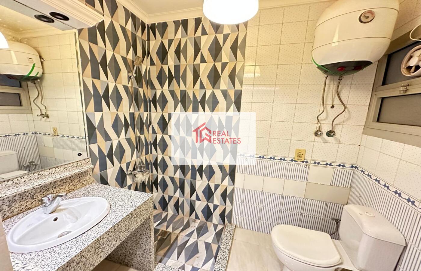 Maadi Degla - Kahire'de Kiralık Modern Daire Şunlardan oluşur: 2 yatak odası - 2 banyo - açık mutfak - resepsiyon