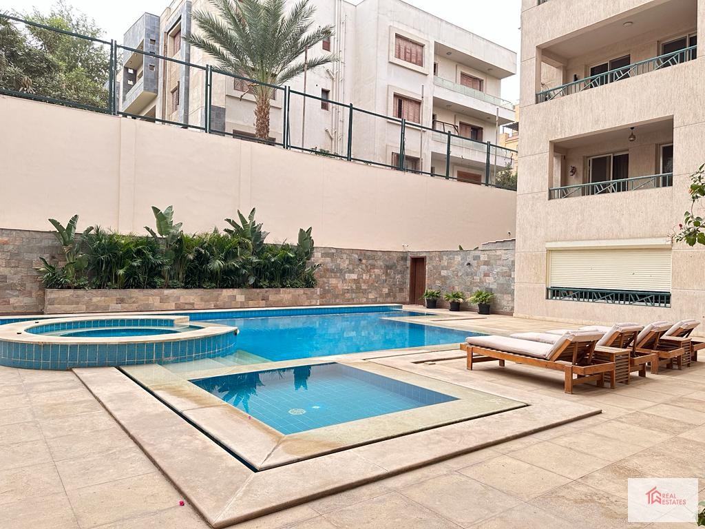 appartamento moderno arredato all'interno di un condominio con piscina condivisa