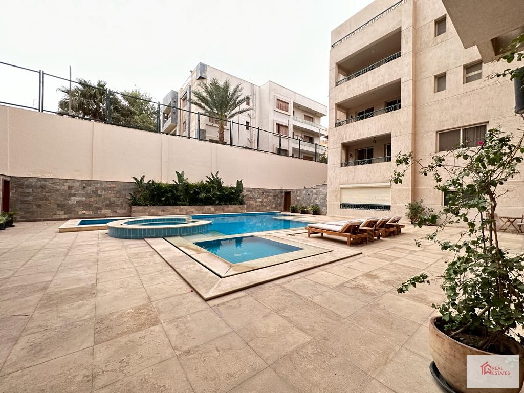 Moderno appartamento con piscina in comune in affitto a Maadi Sarayat - Cairo