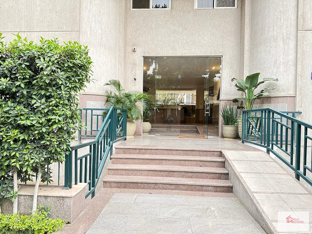 Modernes Apartment mit Gemeinschaftspool zu vermieten in Maadi Sarayat – Kairo