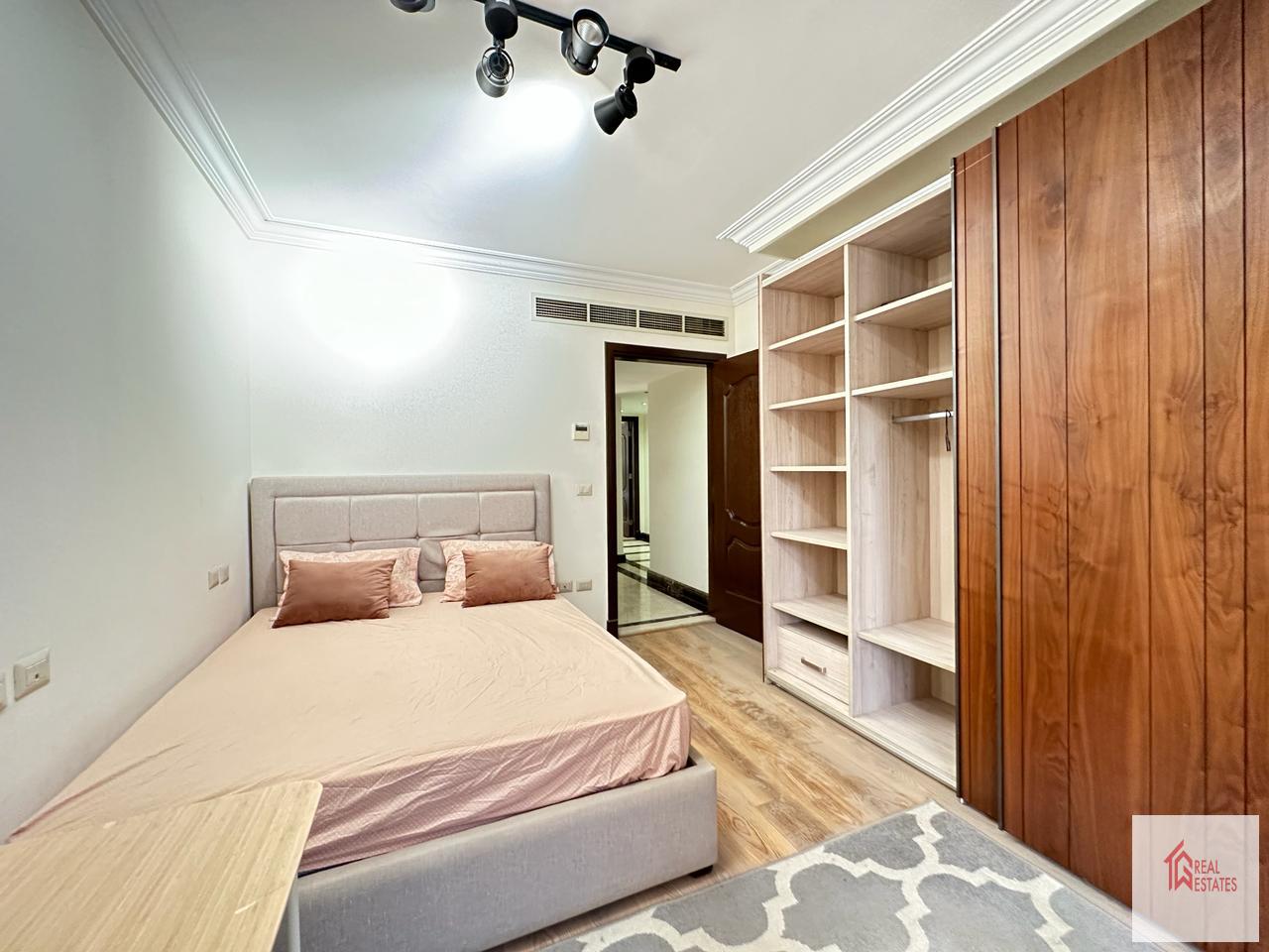 Appartamento moderno ammobiliato in affitto Madi Sarayate Cairo Egitto Tre camere da letto tre bagni arredato Piano 2