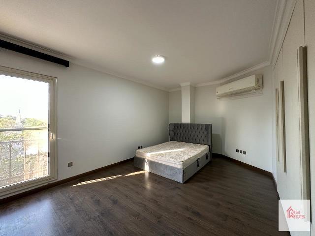 Dubleks daire birinci katta 3 yatak odası 3 banyo oturma odası 4 balkon ortak yüzme havuzu maadi Sarayat Kahire Mısır