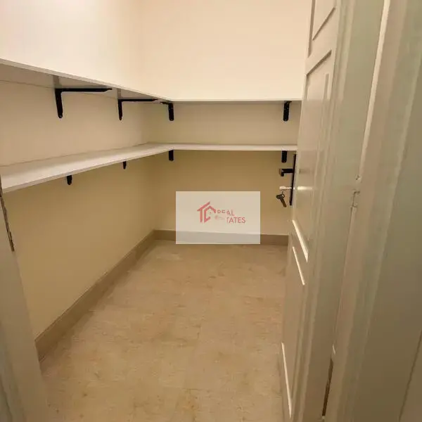底楼，3间卧室，3间浴室，1个主人，私人入口，私人游泳池，带家具，新家具，需要$1,500，可议