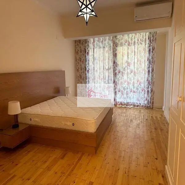 底楼，3间卧室，3间浴室，1个主人，私人入口，私人游泳池，带家具，新家具，需要$1,500，可议