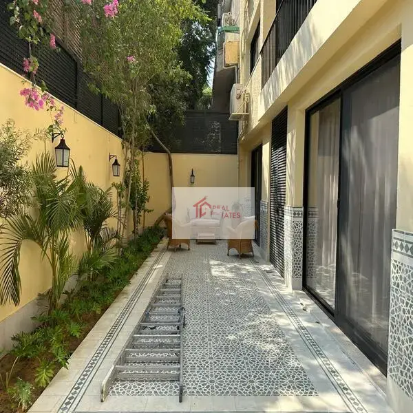 底楼，3间卧室，3间浴室，1个主人，私人入口，私人游泳池，带家具，新家具，需要$1,500，可议