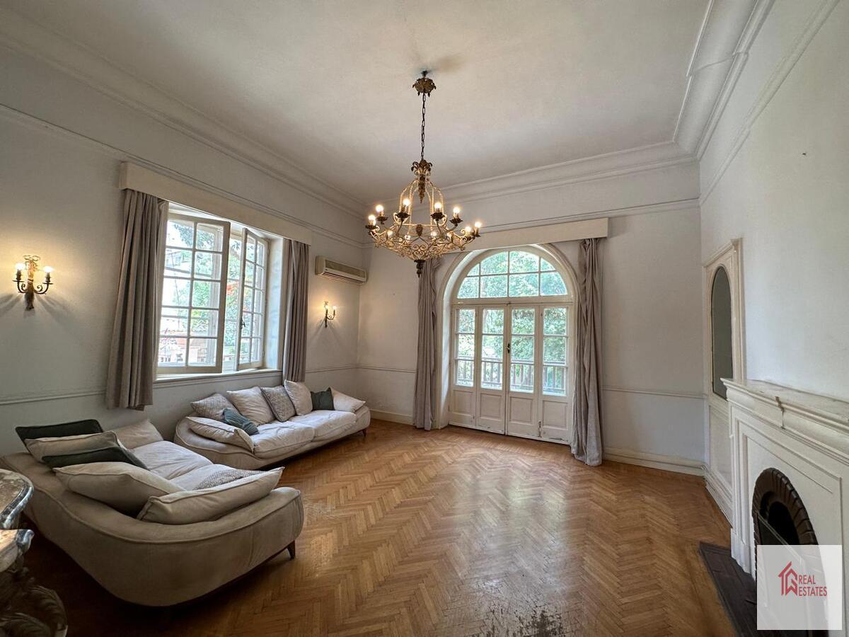 Komplett möblierte Villa mit Balkon zu vermieten in Maadi Sarayat, Kairo, Ägypten.