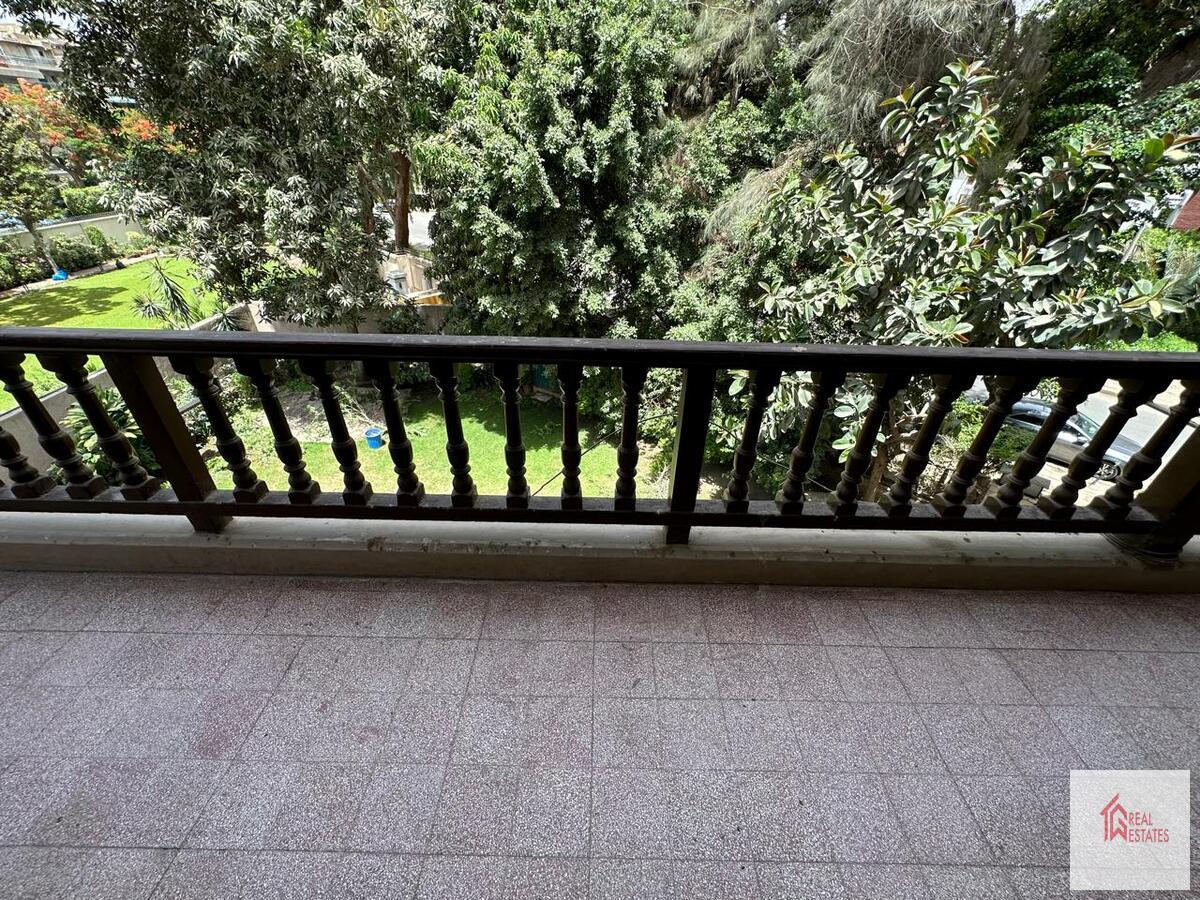 Villa completamente arredata con balcone in affitto a Maadi Sarayat, Cairo, Egitto.