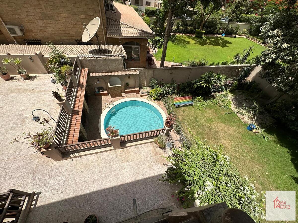 Villa entièrement meublée avec balcon à louer à Maadi Sarayat, Le Caire, Égypte.