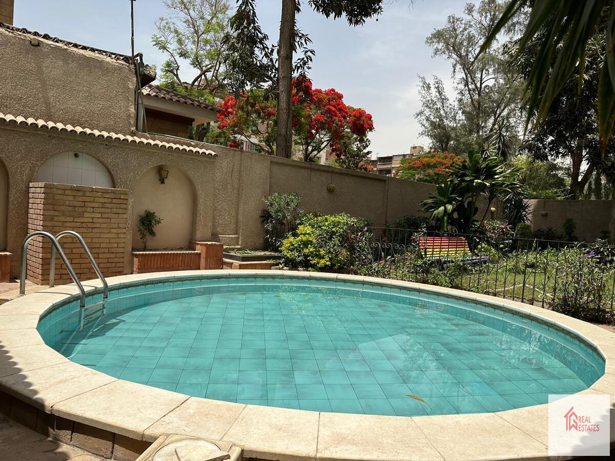Komplett möblierte Villa mit Balkon zu vermieten in Maadi Sarayat, Kairo, Ägypten.