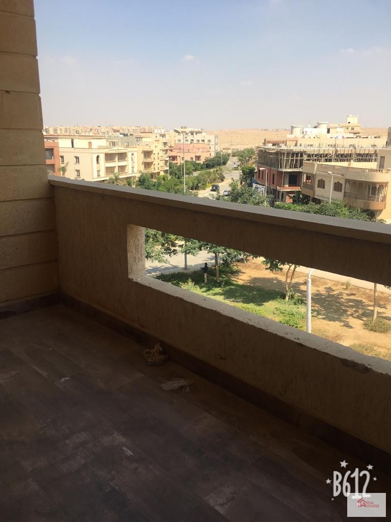 Appartement à louer neuf au Caire Egypte Deplomesyeen composé donnant sur le centre commercial Arabella