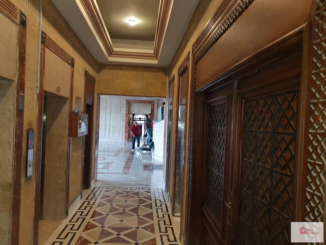 Wohnung zu vermieten in Agouza, Gizeh, Ägypten Fläche: 472 m Es besteht aus 4 Zimmern, 2 davon mit Bad. Vermietung