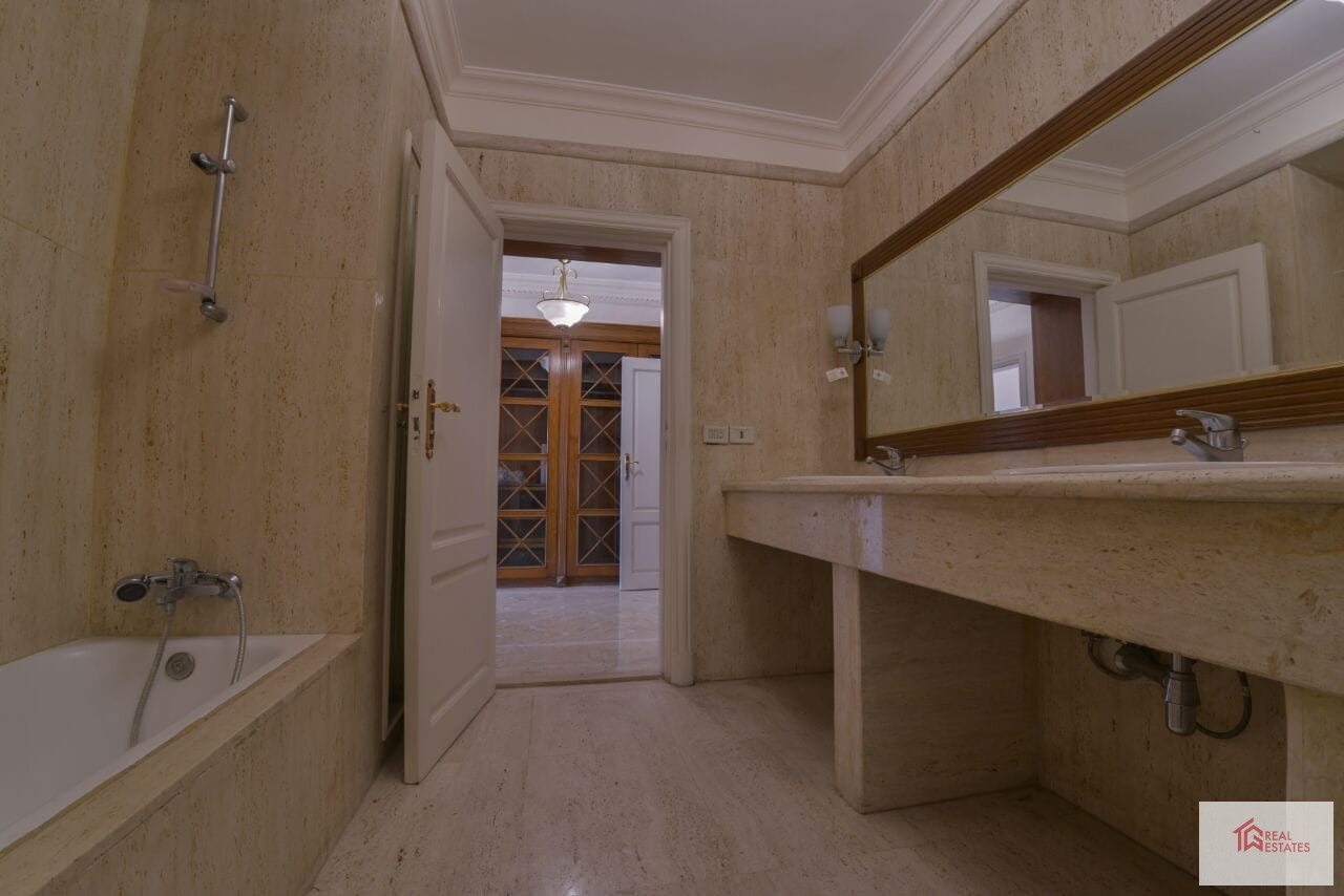 Wohnung zu vermieten in Agouza, Gizeh, Ägypten Fläche: 472 m Es besteht aus 4 Zimmern, 2 davon mit Bad. Vermietung