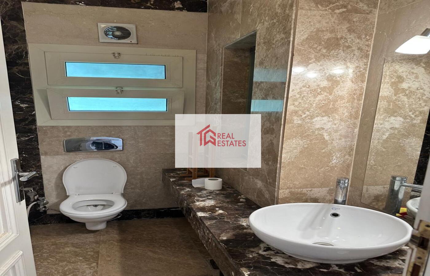 Sarayat Maadi'de Kiralık Çarpıcı Penthouse 4 yatak odalı Maadi'de En İyi Fiyat En Kaliteli Emlak