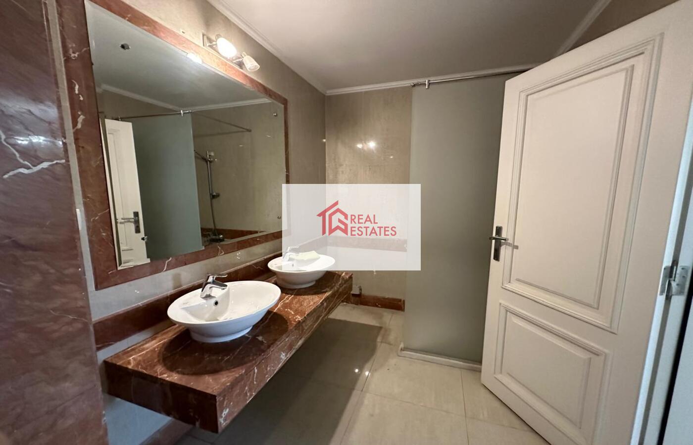 Sarayat Maadi'de Kiralık Çarpıcı Penthouse 4 yatak odalı Maadi'de En İyi Fiyat En Kaliteli Emlak