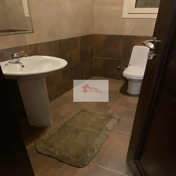 Amplio apartamento en alquiler 4 dormitorios 4 baños semi amueblado West Golf Gharb El Golf New Cairo Tagamoa Egipto