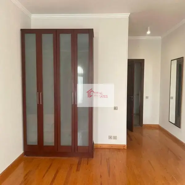 Amplio apartamento en alquiler 4 dormitorios 4 baños semi amueblado West Golf Gharb El Golf New Cairo Tagamoa Egipto